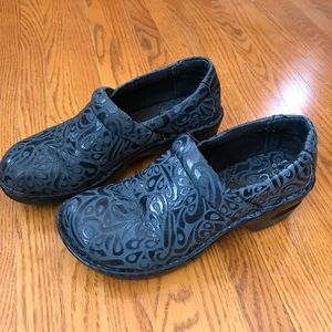 Navy embossed Boc Peggy clog 7.5